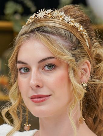 Novia con tocado de MonteColina Atelier: diadema dorada de estrellas y flores