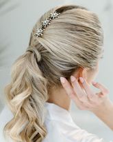 Peinado de novia recogido con horquillas joya de MonteColina Atelier